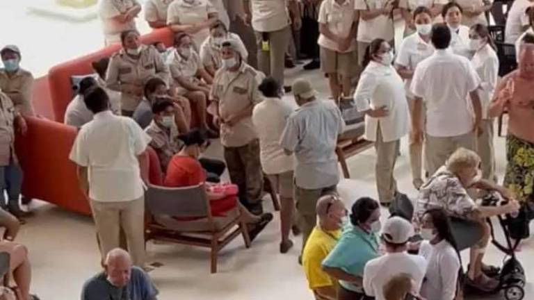Turistas y colaboradores se refugiaron en el lobby de un exclusivo hotel tras reportarse una fuerte balacera en una playa de Cancún.