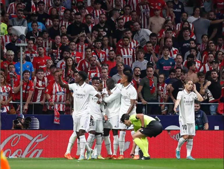 El árbitro José Luis Munuera Montero recogió varioas objetos que le lanzaron aficionados del Atlético a jugadores del Real Madrid.