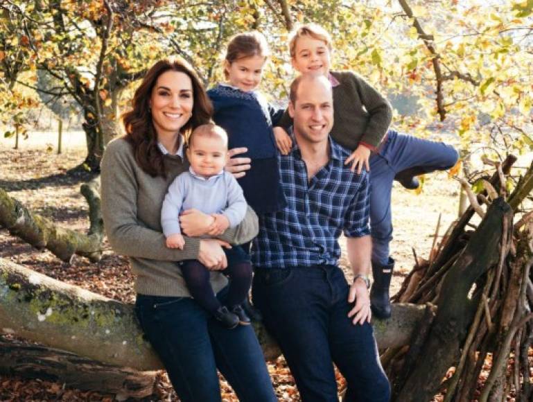 Duques de Cambridge<br/><br/>El 23 de abril, la Kate Middleton dio luz a un varón; esta salió del hospital siete horas después, acompañada de su esposo, el príncipe William, y con el bebé en brazos, envuelto en una manta de color blanco. <br/><br/>El tercer bebé de la pareja pesó 3.8 kilos, informó el Palacio de Kensington en un comunicado, y fue nombrado Louis Arthur Charles.<br/><br/>Kate y William son padres de dos niños más, George, de 5 años, y Charlotte, de 3.<br/>