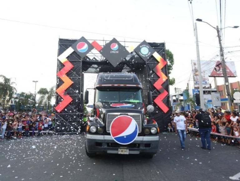 La carroza Pepsi es una de las más esperadas por los espectadores, este año el tema fue: 'Uniendo Mundos'.