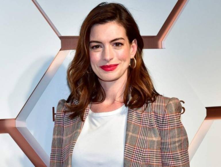 Anne Hathaway casi muere durante unas vacaciones en la isla de Hawai en el año 2014.<br/><br/>La actriz de “Interstellar” se metió en el océano para practicar surf y quedó atrapada por la corriente. Cayó de la tabla e intentó nadar hacia la orilla, pero no conseguía acercarse por la fuerza del agua. Finalmente, pudo pedir ayuda y fue socorrida por unos surfistas que consiguieron ponerla a salvo. Al final, todo quedó en un susto y un pequeño corte.