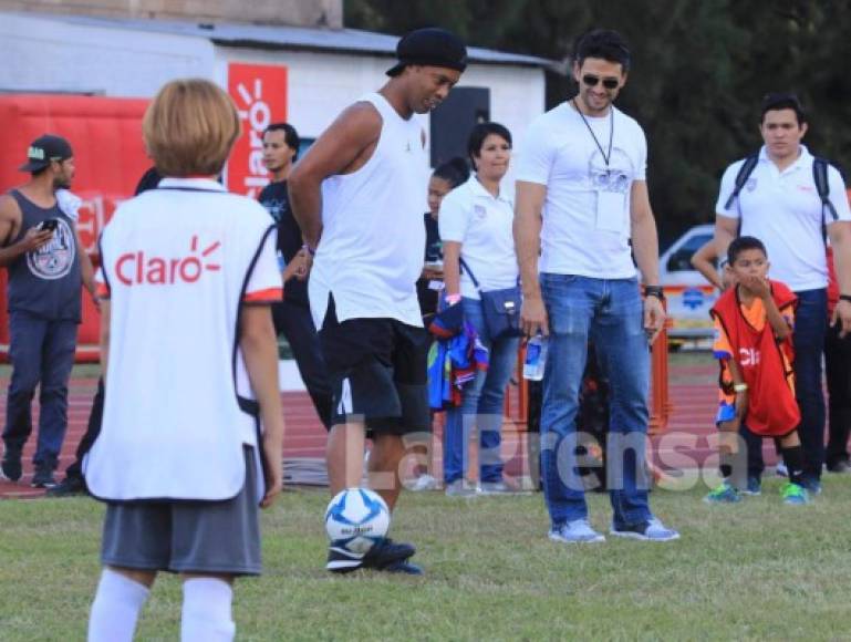 Ronaldinho sin lugar a dudas la pasión por el fútbol la mantiene intacta y no dudo en tocar el balón y darle un par de pases a los niños.
