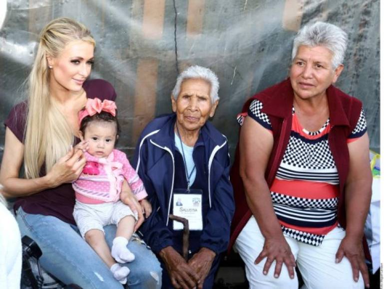 A un año del terremoto del 19 de septiembre que afectó a diferentes zonas de la Ciudad de México, la actriz y empresaria Paris Hilton regresó al país para a supervisar el levantamiento de siete casas de madera que decidió apoyar en la comunidad de San Gregorio, en Xochimilco.