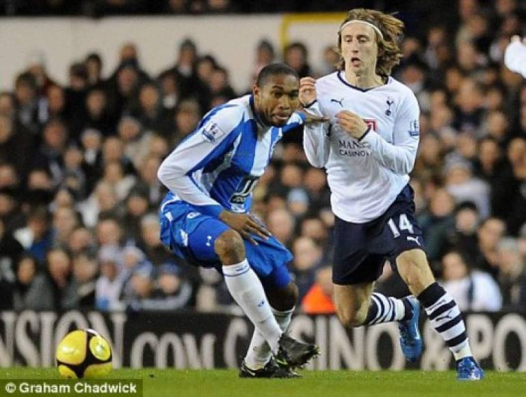 En sus inicios en el Tottenham le tocó enfrentar al hondureño Wilson Palacios, quien luego sería su compañero.