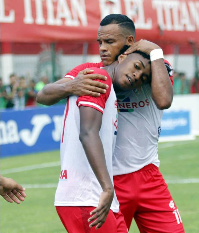 Rony Martínez agradeció a Maynor Arzú por la asistencia para su gol que puso a ganar a la Real Sociedad contra el Marathón.