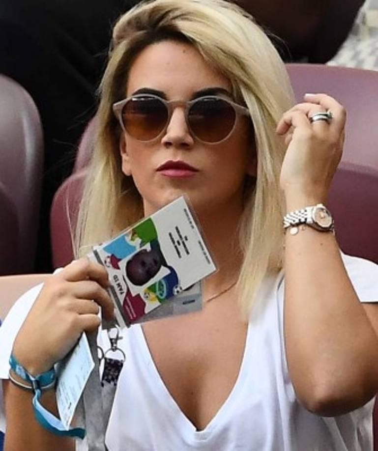 La esposa de Griezmann lució seria en las graderías.<br/>