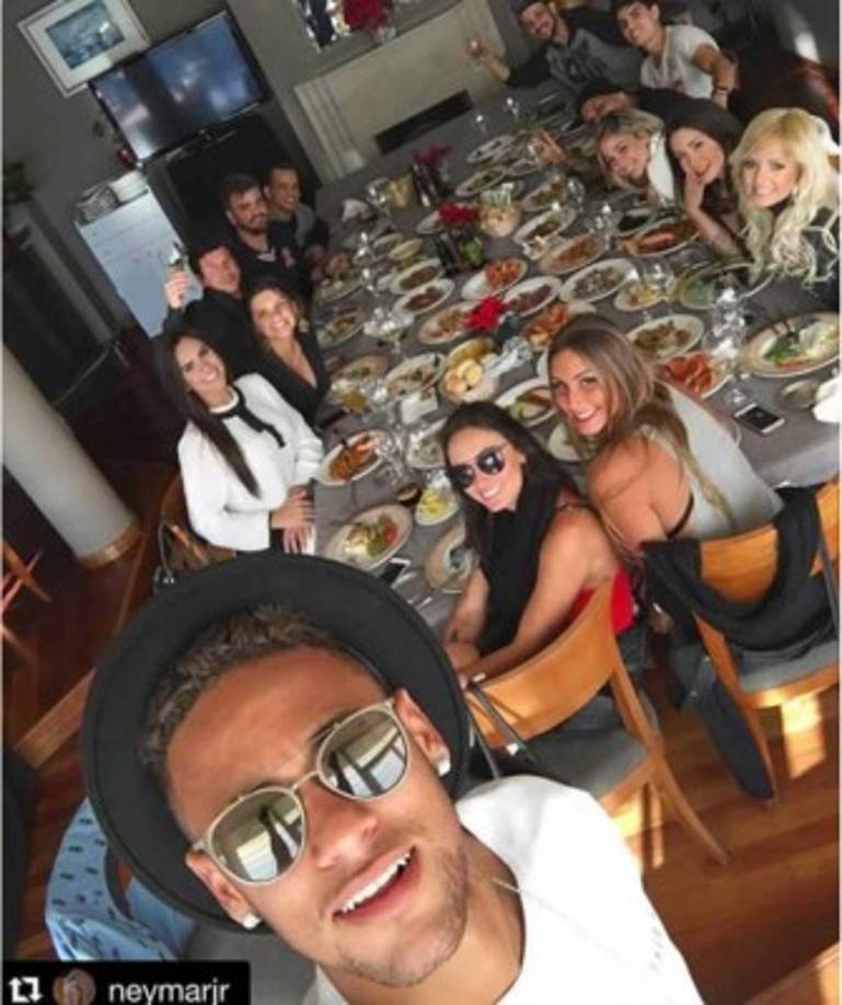 Ambos compartieron un almuerzo luego de Navidad, junto a otros amigos, por lo que parece que ya hay más que una simple admiración por parte de la rubia hacia el futbolista.