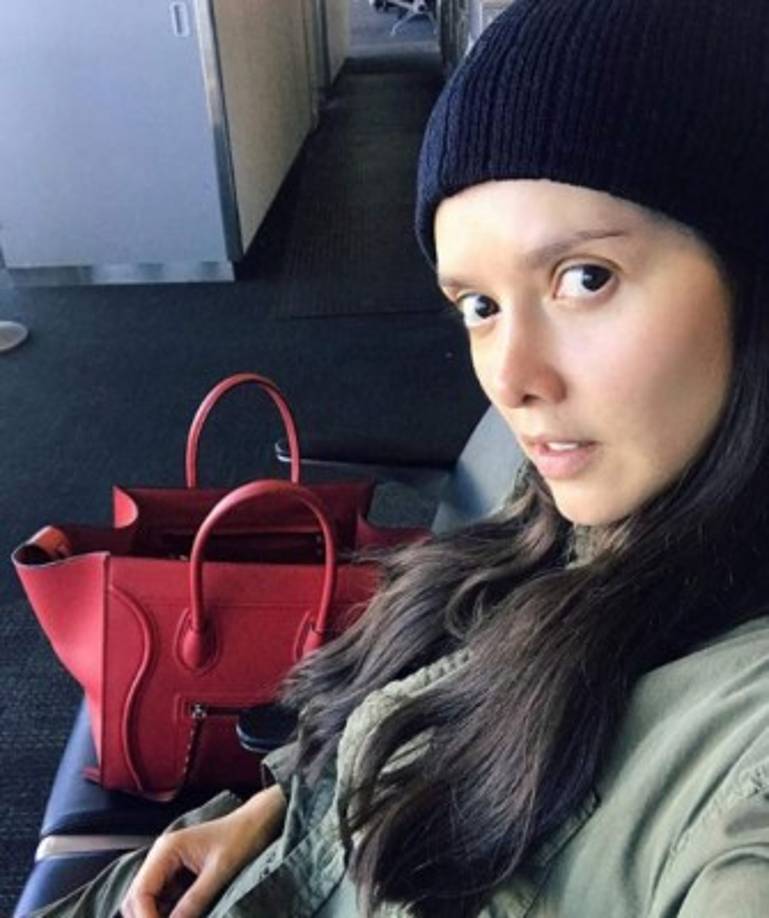 'Después de volar 15 horas, esperando mi segundo vuelo!!!. Ya quiero llegar!!!!. Sin maquillaje! sin filtro! y sin dormir', escribió con esta foto la actriz desatando la controversia entre sus fans.