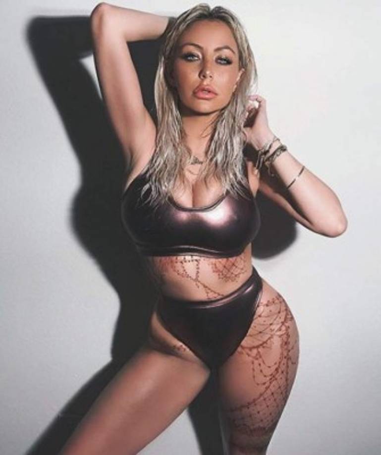 'Puedes decir que fue todo un cuento de hadas, O puedes decir que fue real. Pero necesito saber y lo sabes, define tu realidad y la de ti para siempre', sigue diciendo la canción.<br/>