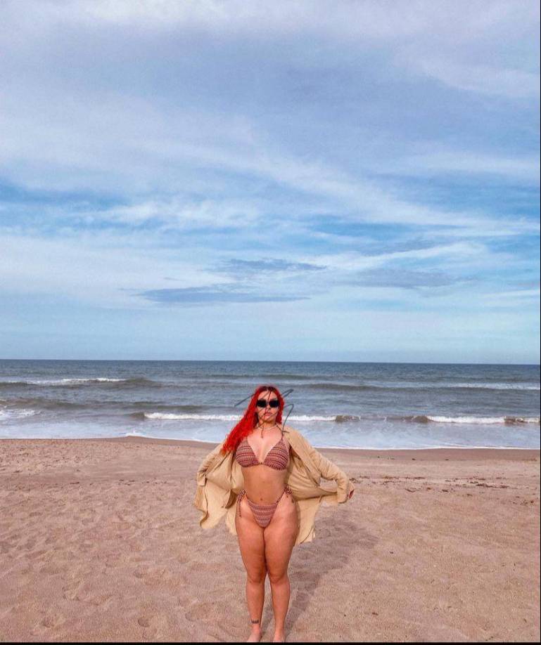 En las imágenes se le ve luciendo un hermoso traje de baño de 2 piezas. 