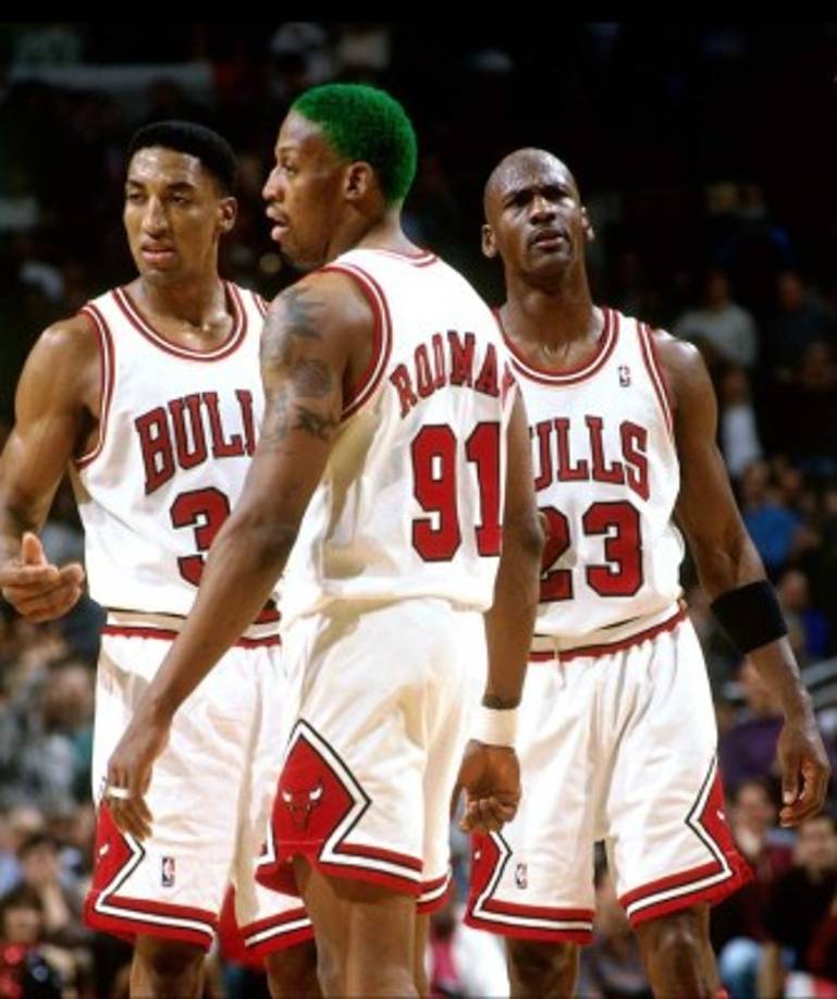 Aún así, y a pesar de haber convertido a esos Bulls en un equipo legendario, Rodman desveló su escasa relación con sus campañeros. “Michael era el anotador, Scottie era Robin y yo era el tipo que recogía la basura. Nos complementábamos muy bien en la cancha. Es divertido pero durante tres años no cruce una sola palabra con Jordan o con Pippen fuera de la cancha”.