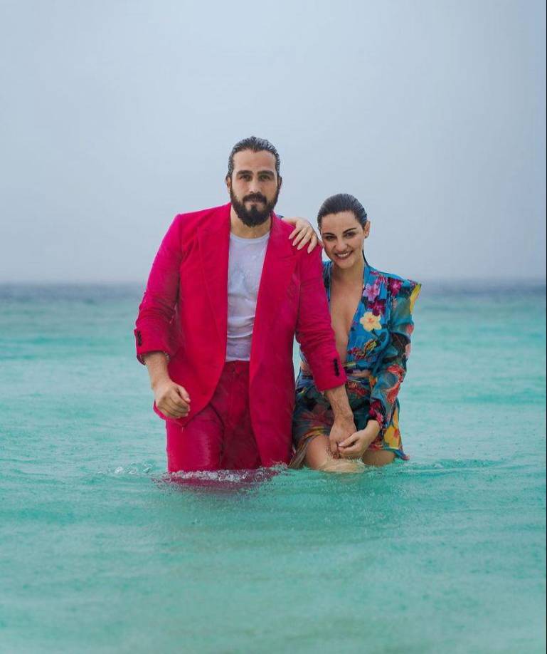 En la publicación que ya acumula más de medio millón de “me gusta”, algunas personalidades de la farándula han felicitado a la feliz pareja. Nombres como Adrián Uribe, Rocío Sánchez, Consuelo Duval y Anahí fueron algunos que dejaron sus mejores deseos.