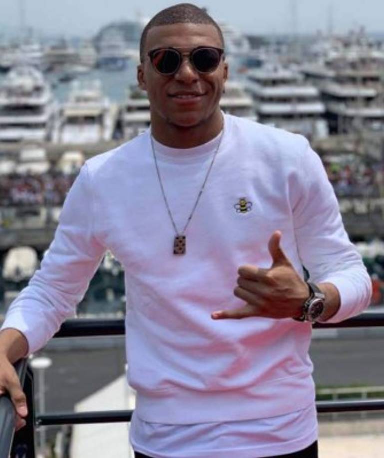 Kylian Mbappé se mantiene al margen de los rumores que corren acerca de su futuro. La estrella del PSG podría irse el próximo verano y hay probabilidades de que su elección no se encuentre en el Real Madrid. Foto Facebook Mbappé.
