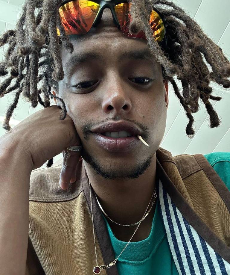 Es un aventurero al que le encanta escalar montañas. Cuando era niño, era un fiel aficionado al fútbol. Sabe Tai Chi y le gusta practicar yoga. Para su personaje Usopp, en la serie de Netflix One Piece, tuvo que practicar lanzar y apuntar.