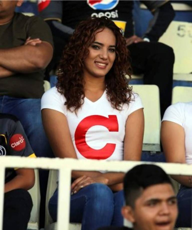 Una de las bellas chicas Carrion en el partido Motagua-Platense.