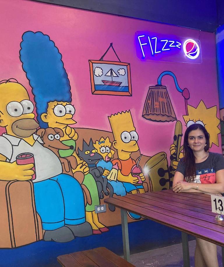 Usted puede visitar este lugar con sus seres queridos y transportarse al ocurrente mundo de Los Simpson en los siguientes horarios: Martes a jueves: 12:00 p.m.- 8:15 p.m. / Viernes y sábado: 12:00 p.m - 9:00 p.m. / Domingo: 12:00 p.m. - 8:30 p.m.