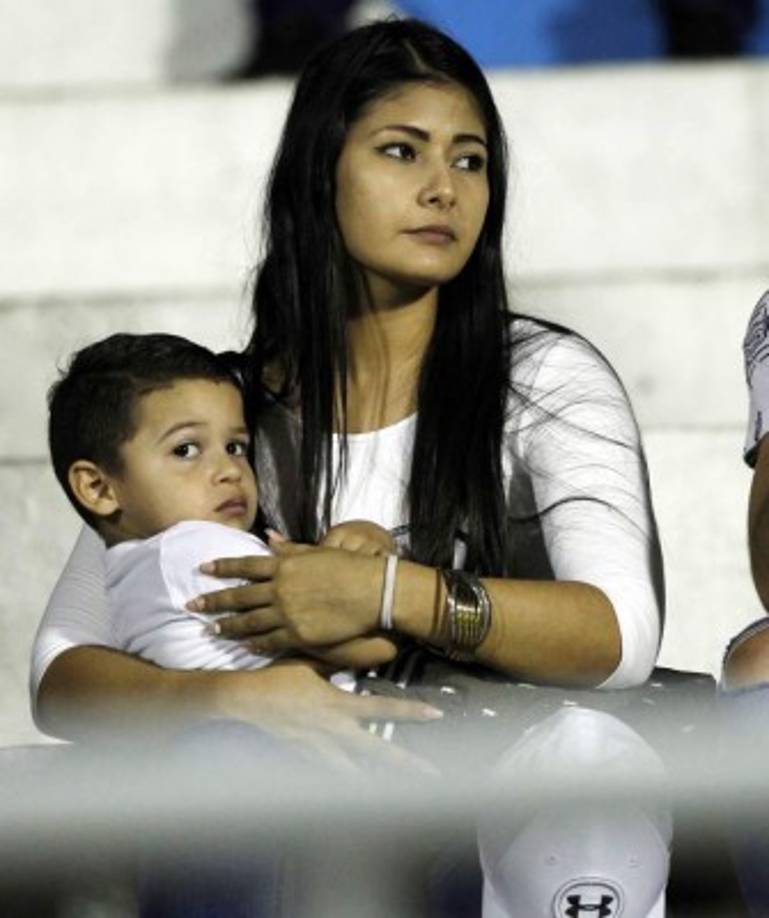 Bella Siloet, la novia del futbolista Jhow Benavídez, del Real España, en las gradas observando jugar a su pareja ante Motagua.