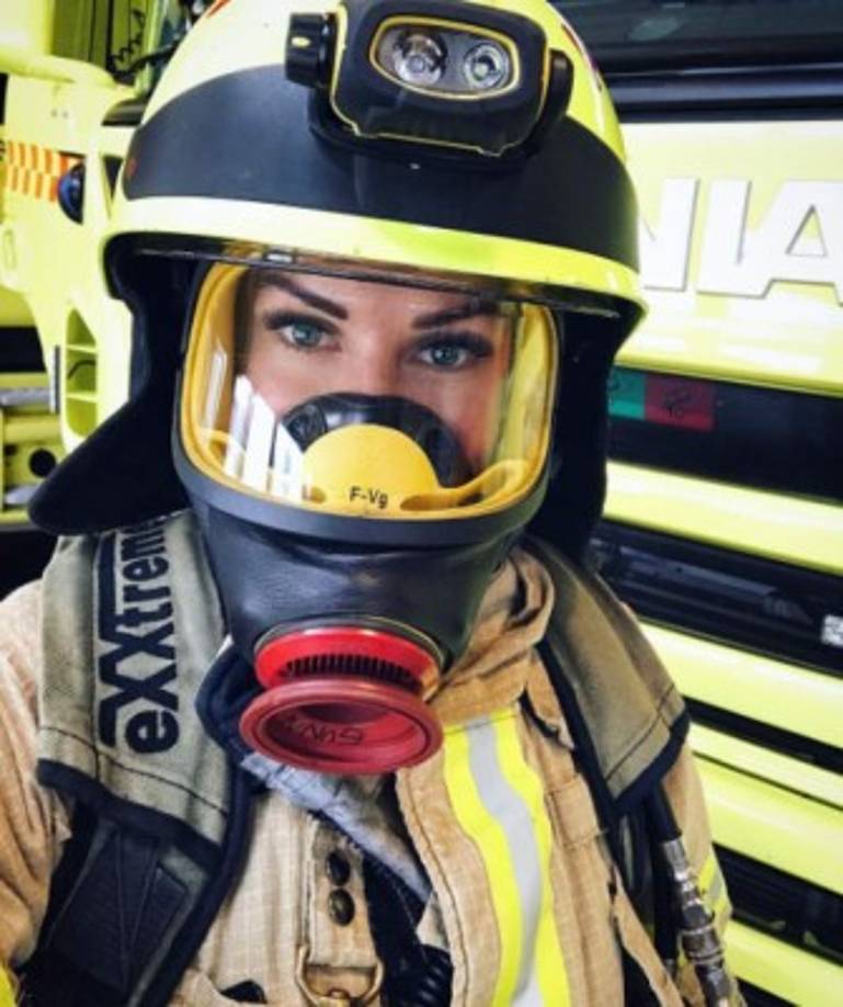 Gunn dice que su peligroso trabajo no la asusta y que sus colegas ni siquiera notan sus 'atributos' por su pesado traje.