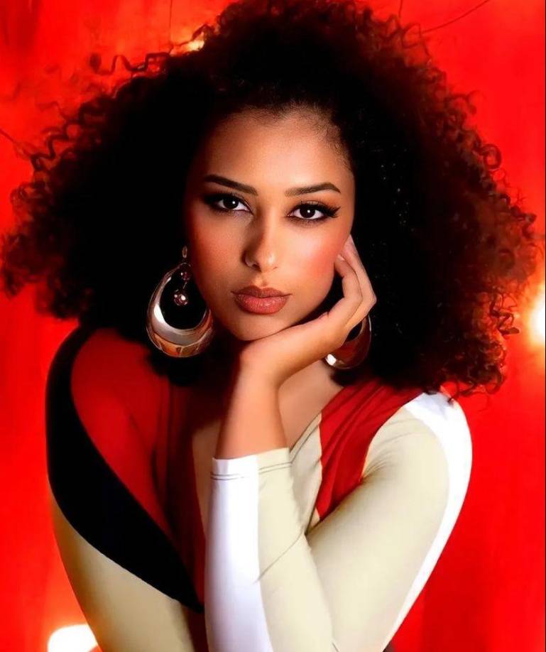 Su nombre es María Isabel Durón Riveray tiene 22 años de edad. 