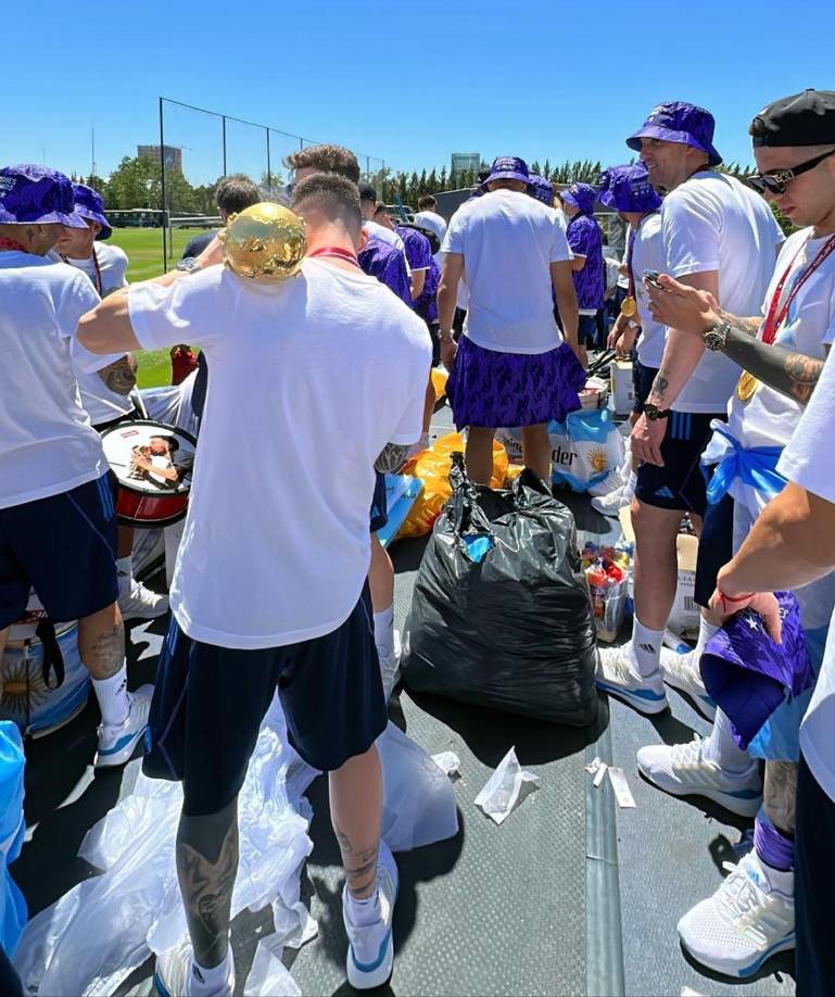 Los seleccionados argentinos salieron del predio de la AFA para recorrer las calles de Buenos Aires, donde millones de aficionados se han hecho presente a esta cita histórica.