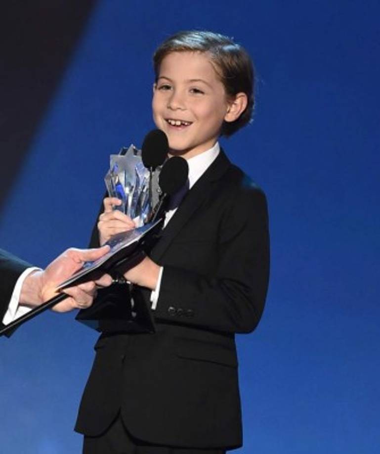 Jacob Tremblay muy feliz por recibir su primer premio.