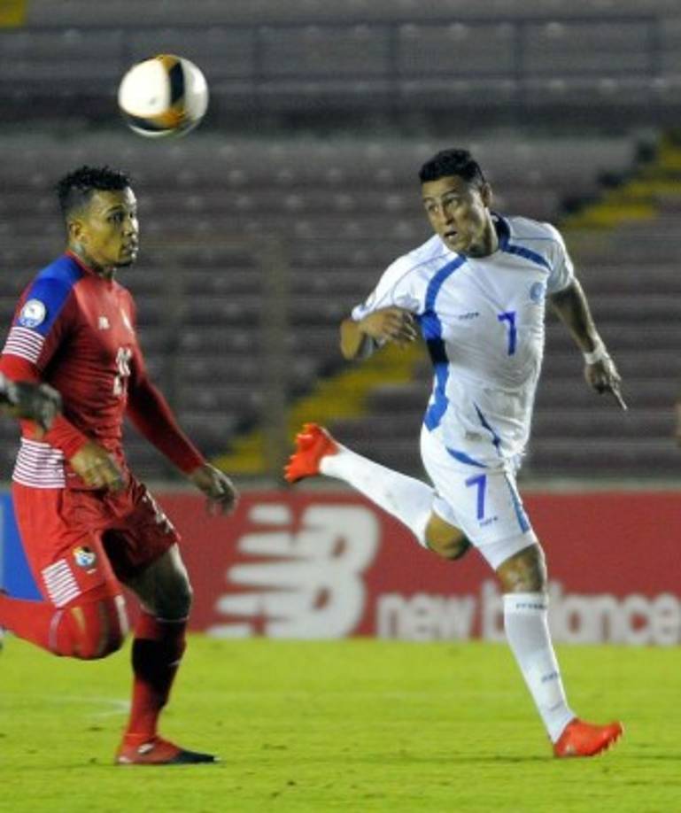 El Salvador's Darwin Ceren (R) dribbles the ball in front of Japan's Yuya Osako (L) during their friendly football match between Japan and El Salvador at Hitomebore Stadium Miyagi in Rifu on June 9, 2019. (Photo by JIJI PRESS / JIJI PRESS / AFP) / Japan OUT