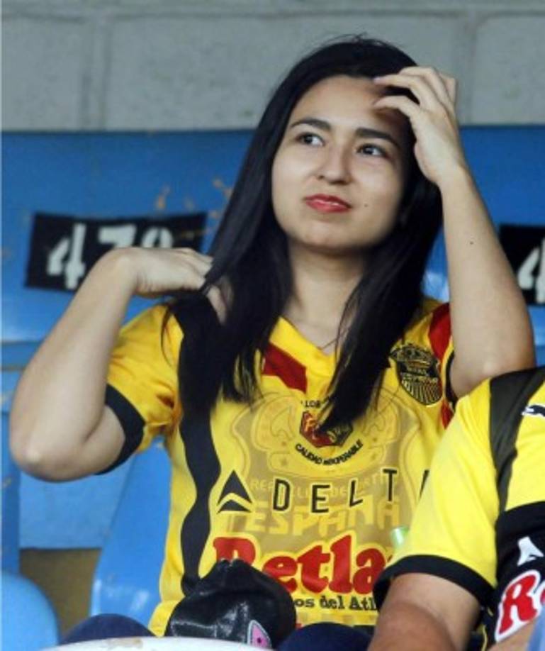 Esta guapa aficionada del Real España apoyando a su equipo ante el Juticalpa.