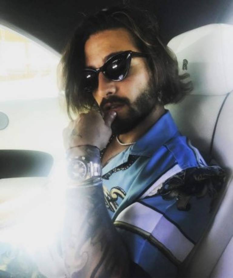 'Indistintamente si es gay o no. Ese estilo desilusiona, ya que así no empezó su vida artista. En fin... puede vestirse como quiera y el público elegir también así mismo a quien quiera. Suerte' escribió un seguidor refiriéndose al nuevo look adoptado por el cantante.<br/><br/>