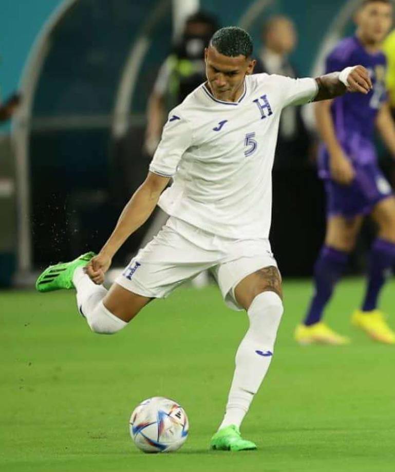 VOLANTE - Kevin Arriaga podría ser otra sorpresa en este 11. El volante tiene características defensivas, pero el ataque le suele venir bien en el doble pivote.