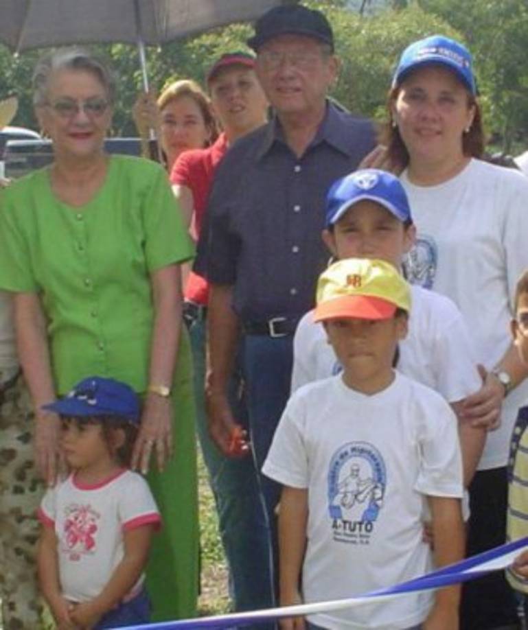 Con sus padres y sus hijos el día que inauguró A-Tuto.