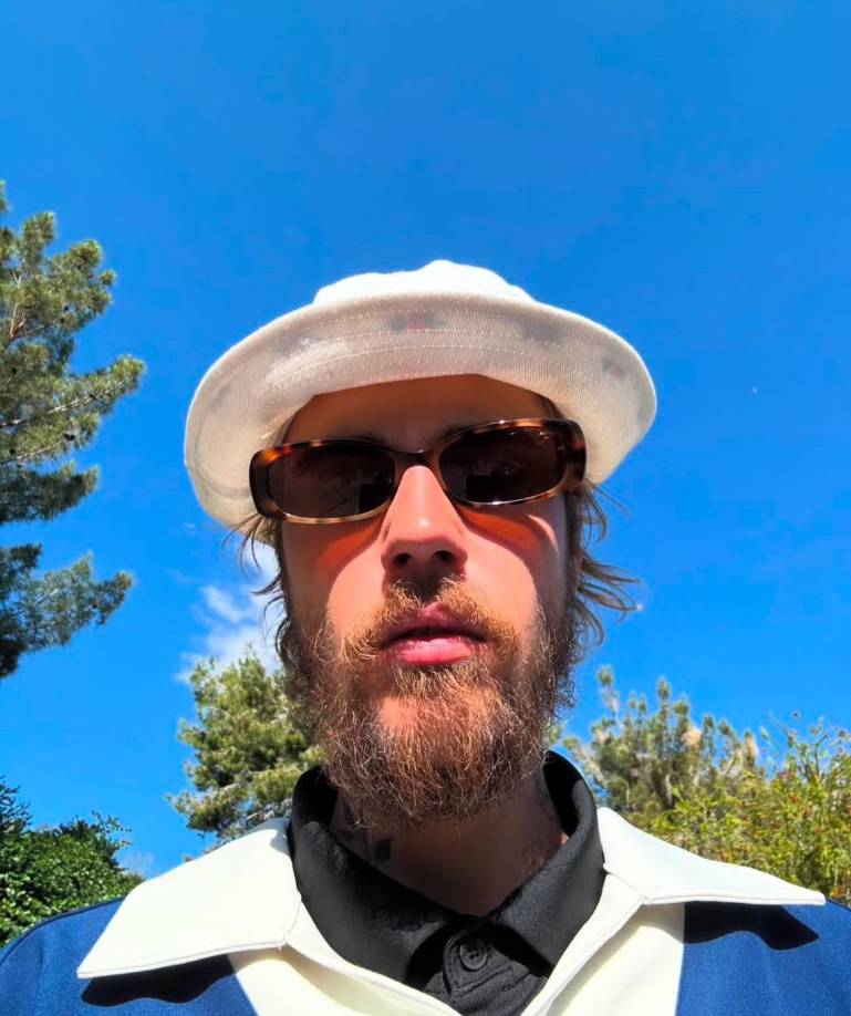 En las fotos, se puede ver a la estrella tatuada luciendo un corte al ras y posando en una silla de madera después de aparentemente haberse dado un chapuzón. 