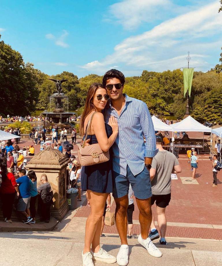 El 30 de octubre del 2022, Zidan compartió esta imagen de otro paseo con la hondureña, acompañada de una frase en fránces, la cual ella respondió con el mismo idioma. Anuar: ... (mi amor)Maity: Je t’aime (Te amo)