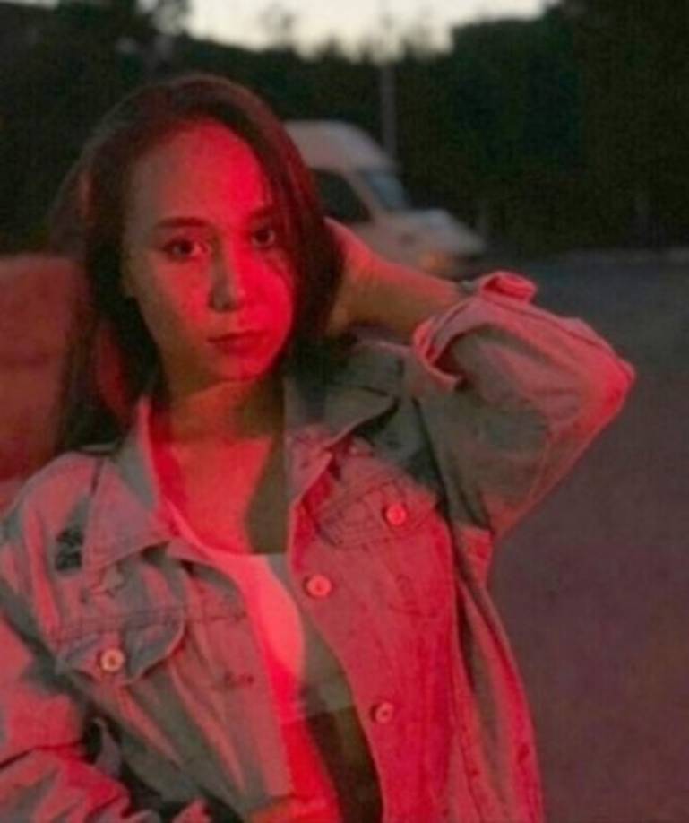 Otras de las posibles causas que maneja la policía es que la joven no estaba usando el cargador orginal de su dispositivo y esto provocó que se recalentara de manera inusual.