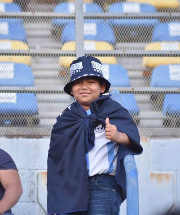¡Con estilo! Este niño demostró una gran actitud desde las gradas y se robó la atención de las cámaras de LA PRENSA.