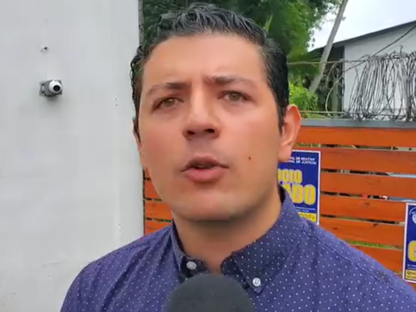 Jorge Colindres, abogado y secretario técnico de la Zede Próspera en la entrada de la empresa cerrada ayer.