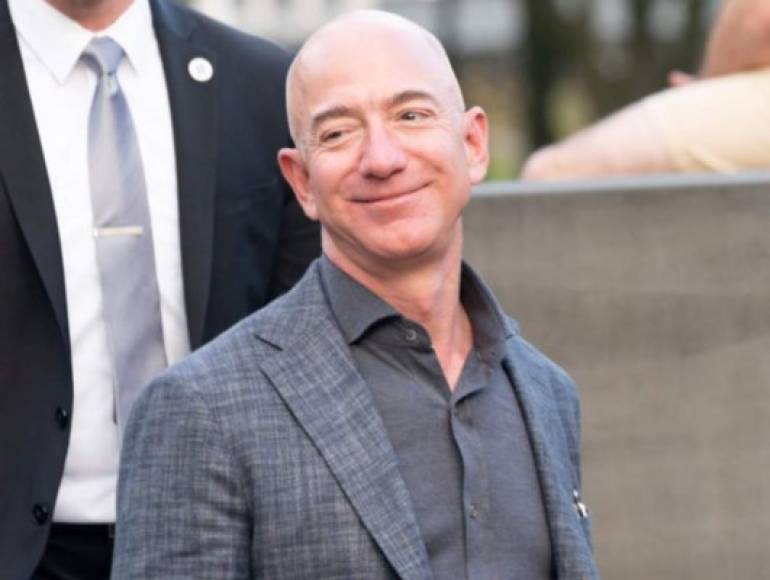 1 | Jeff Bezos (Estados Unidos, 57 años de edad): Es un empresario y magnate estadounidense. Fundador y director ejecutivo de la empresa de venta online Amazon. Forbes lo considera el hombre más rico del mundo: 189.2 billones de dólares.