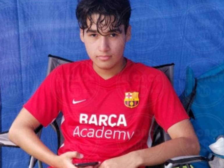 Henry Ordoñez: Centrocampista hondureño de 15 años de edad que viajará a Cataluña para ser evaluado por la Academia del FC Barcelona, fue escogido entre un aproximado de 400 jóvenes. Información vía El Once HN.