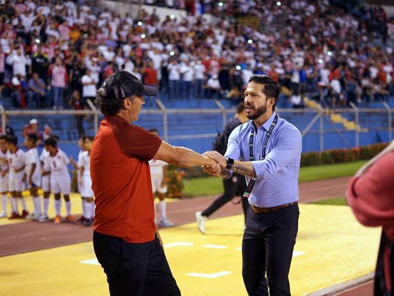 Pedro Troglio saludando al entrenador mexicano del Atlas, Benjamín Mora.