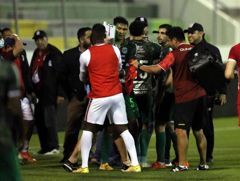 El partido finalizó con una bronca entre Pedro Troglio y el asistente técnico del Marathón, Juan Pablo Rial.