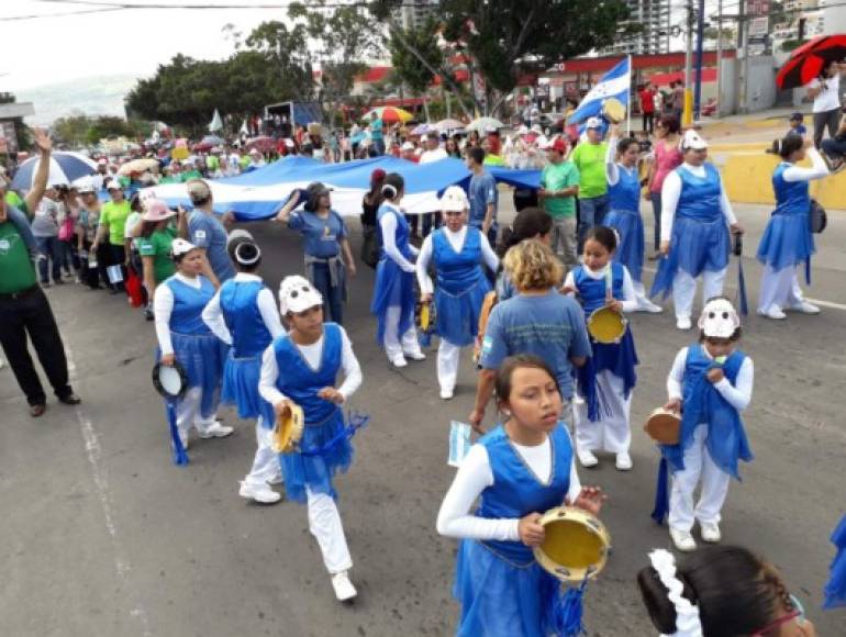 En tegucigalpa fueron centenares de personas las que se unieron a los diferentes desfiles. En Tegucigalpa el desfile inició a la 02:00 pm desde el estadio nacional Tiburcio Carías Andino hasta llegar frente a la Universidad Nacional Autónoma de Honduras (UNAH).