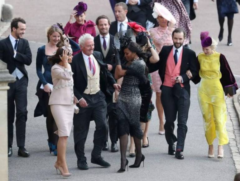El viento le quiso jugar en contra a Naomi Campbell a su llegada a la boda real. Para muchos lució fantástica vestida de negro.