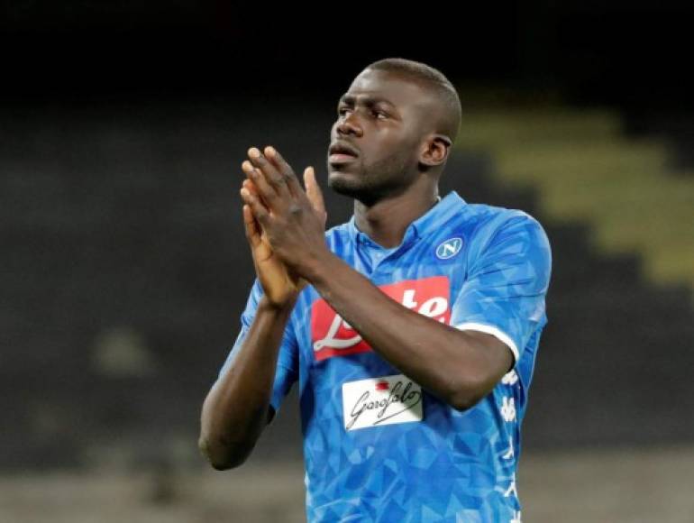 Kalidou Koulibaly no piensa en dejar el Napoli este verano. El defensa franco-senegalés ha asegurado en una entrevista en La Gazzetta dello Sport ser feliz en el equipo napolitano y ha desmentido los rumores que le colocan en otro equipo la próxima temporada.