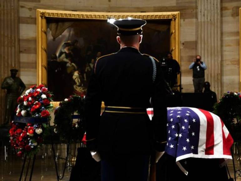 Sus restos fueron trasladados el lunes desde Texas a bordo del avión presidencial prestado por Donald Trump, para recibir un primer homenaje solemne en el Capitolio, donde el exmandatario comenzó su larga carrera política.