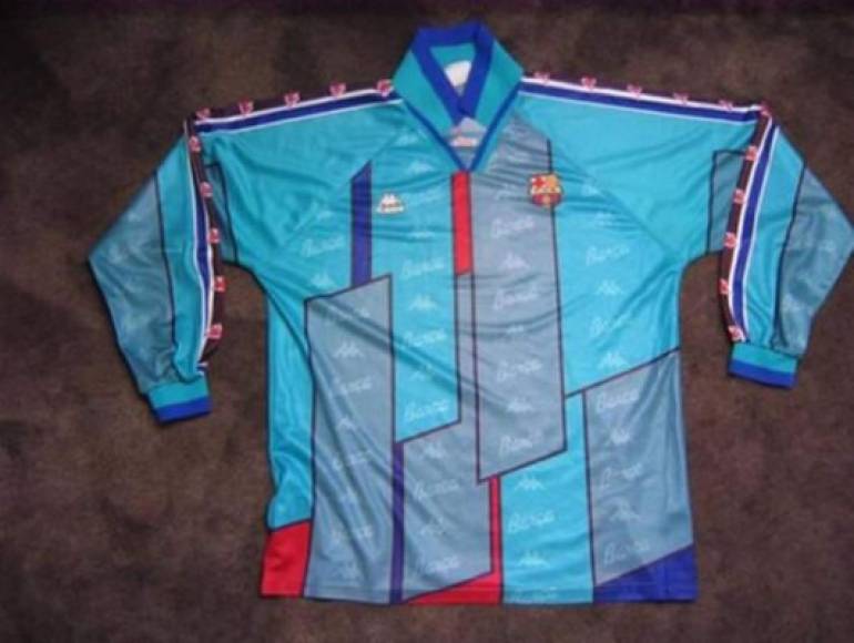 Camiseta del FC Barcelona en 1997. Sin duda, una indumentaria que no gustaría vestir hoy en día a los aficionados del club azulgrana.