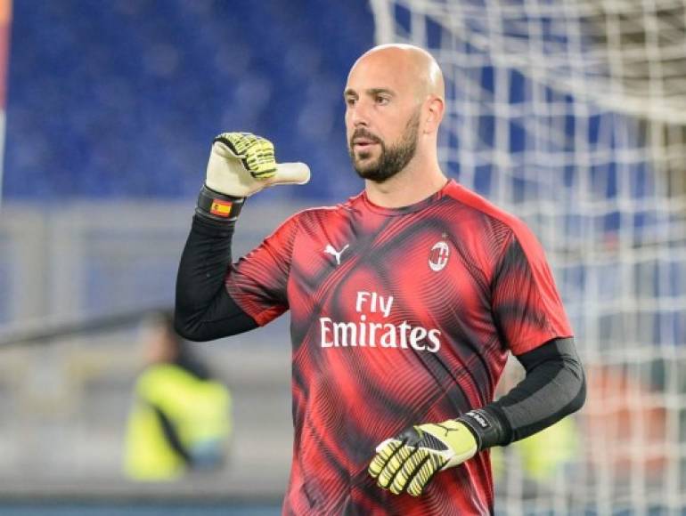 Según apunta TuttoSport, el portero español José Manuel 'Pepe' Reina podría renunciar a su finiquito para que de esa manera su salida del AC Milan fuera más sencilla y poder recalar en el Aston Villa de la Premier League.