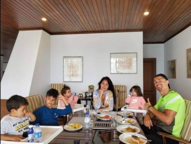 Cristiano Ronaldo y Georgina Rodríguez desearon felices Pascuas a todos sus seguidores con una linda postal tomada durante una comida familiar, en donde los pequeñitos de la casa se robaron toda la atención con sus sonrisas.<br/><br/>