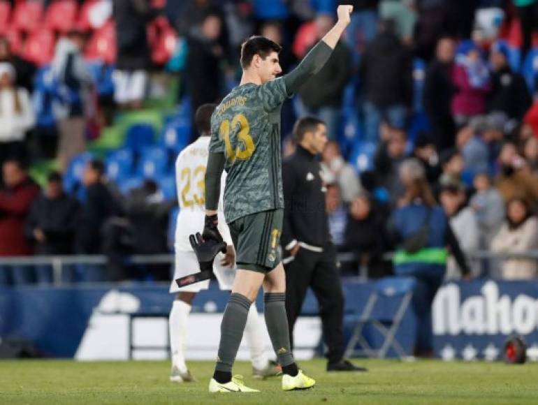 Thibaut Courtois saludando a los aficionados del Real Madrid que llegaron al estadio del Getafe.