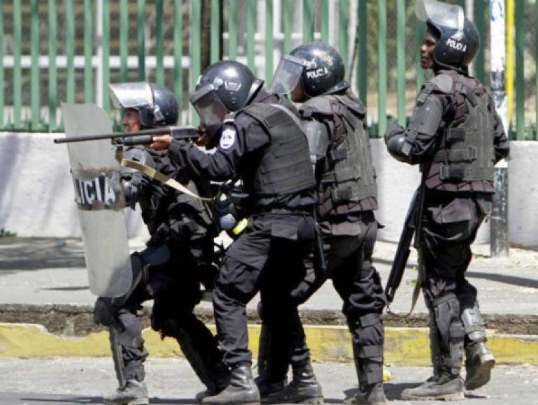 Horas antes, en Las Maderas, unos 50 kilómetros al norte de Managua, la Policía Nacional y las fuerzas 'paramilitares' atacaron a campesinos que mantenían bloqueada la carretera en protesta contra Ortega.