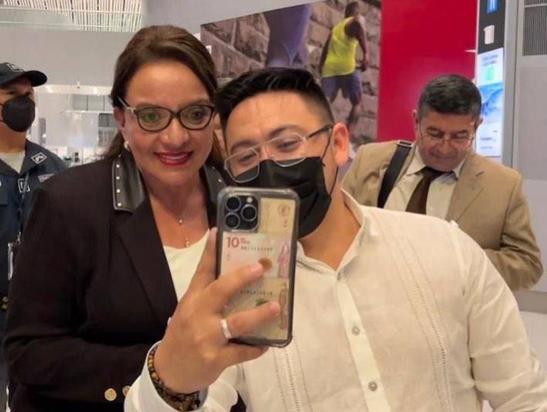 Furor en Panamá por Xiomara Castro: pasajeros se fotografían con la presidenta de Honduras