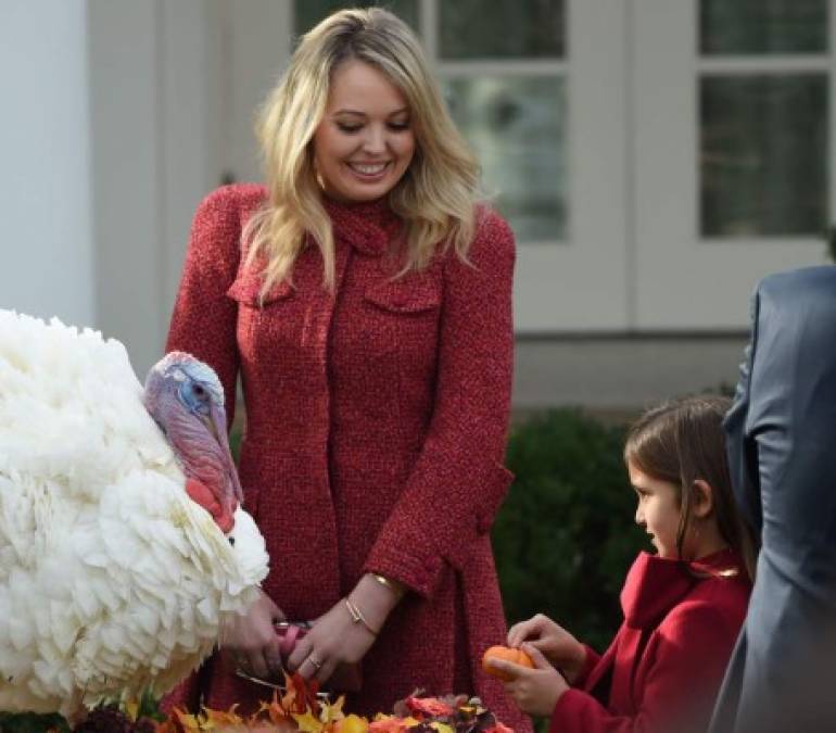 La hija menor del magnate, Tiffany Trump, y su nieta, Arabella, asistieron a la ceremonia en la Rosaleda de la Casa Blanca.